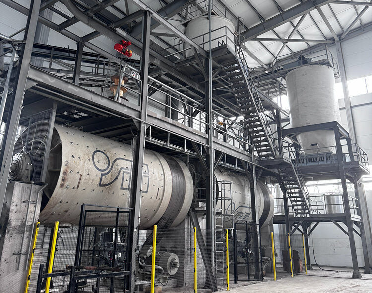 Lodīšu dzirnavu montāža Kirgizstānā Liela gabarīta lodīšu dzirnavas māla malšanai jaunā flīžu rūpnīcā Kirgizstānā