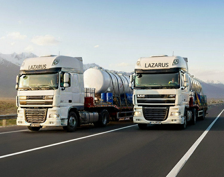 Lazarus vilcēji pārvadā lejamkravu (dispersantu) | Maršruts Itālija-Kirgizstāna Divi balti Lazarus vilcēji, no kuriem viens ir ar autocisternu, brauc pa tālsatiksmes šoseju, veicot lejamkravas (ADR dispersanta) pārvadājumu no Itālijas uz Kirgizstānu.